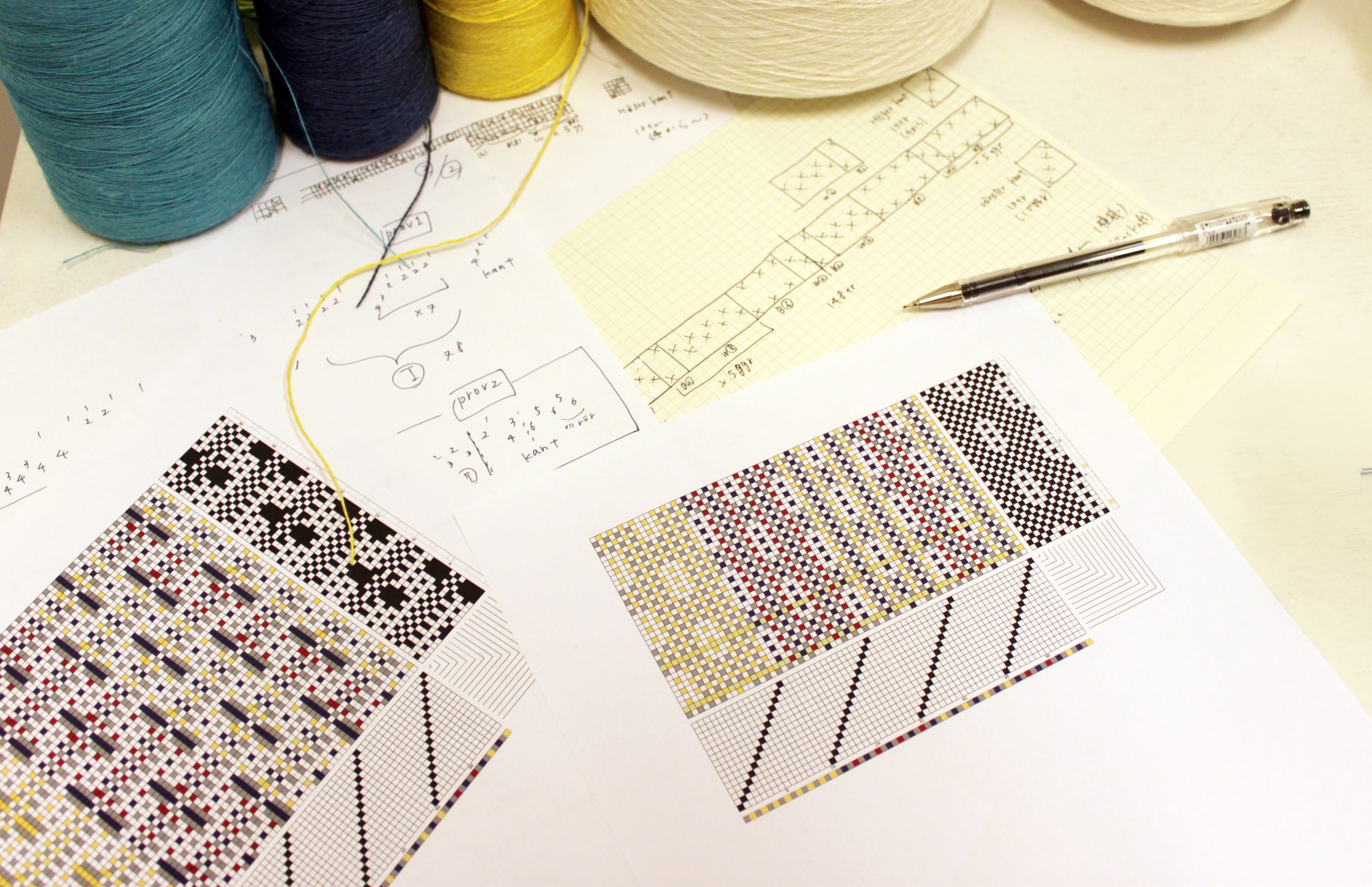 糸の交わり方が書かれた織物の設計図を基に、風合いを考えます。