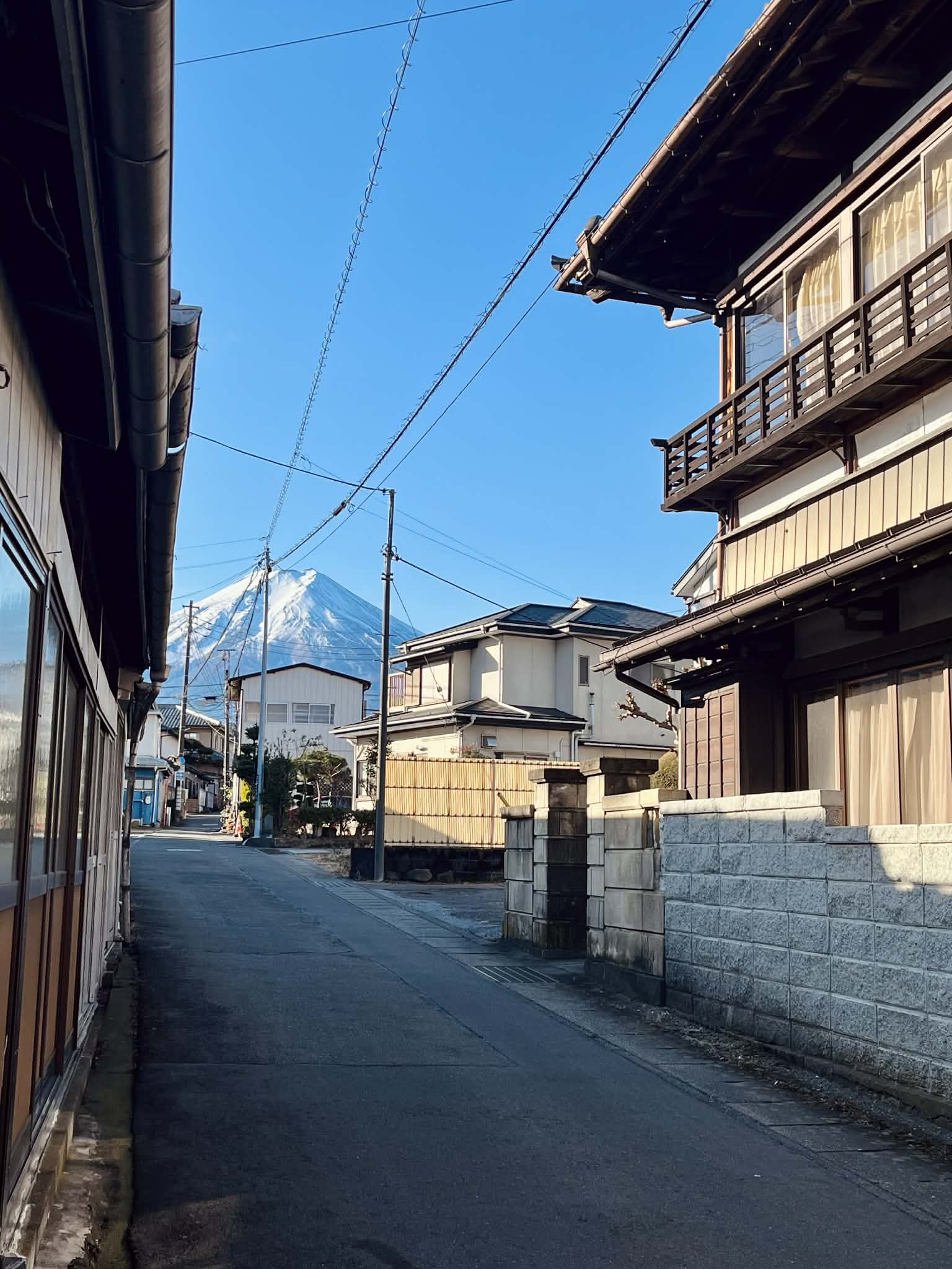 早紀さんが撮影した裏路地から見える富士山